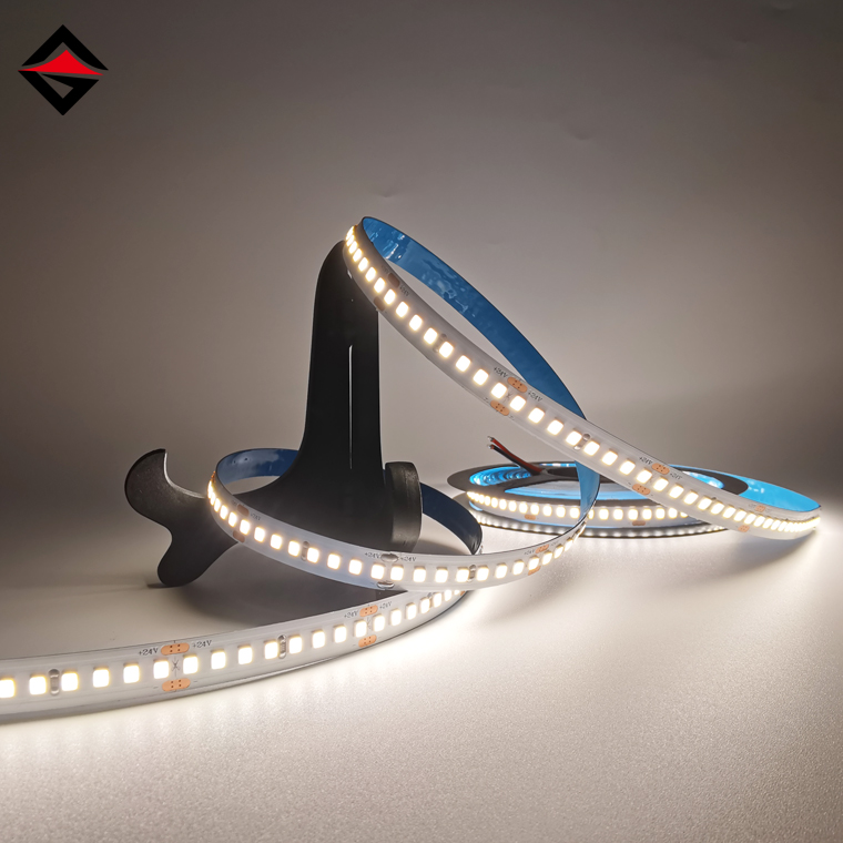 Cé mhéad atá ar eolas agat faoin lumen i solas stiall LED?